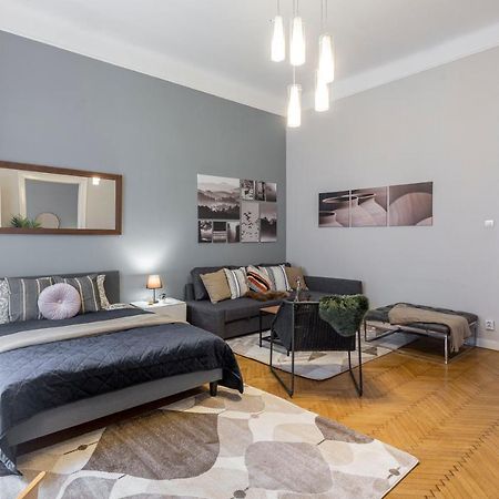 Spacious & Cozy Downtown Apartment With Balcony Budapest Esterno foto