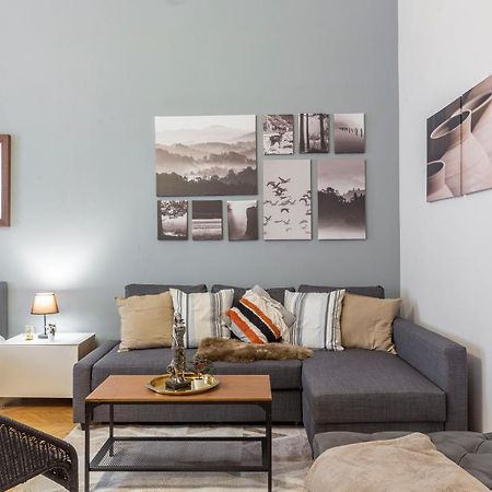 Spacious & Cozy Downtown Apartment With Balcony Budapest Esterno foto