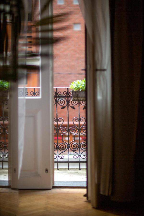 Spacious & Cozy Downtown Apartment With Balcony Budapest Esterno foto