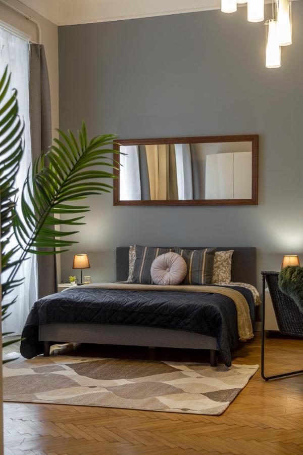 Spacious & Cozy Downtown Apartment With Balcony Budapest Esterno foto