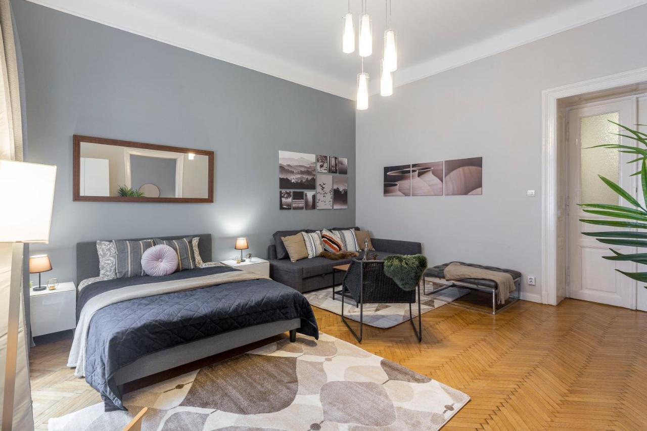 Spacious & Cozy Downtown Apartment With Balcony Budapest Esterno foto