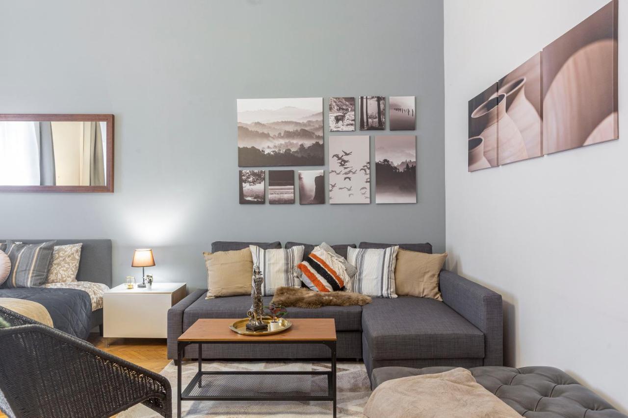 Spacious & Cozy Downtown Apartment With Balcony Budapest Esterno foto