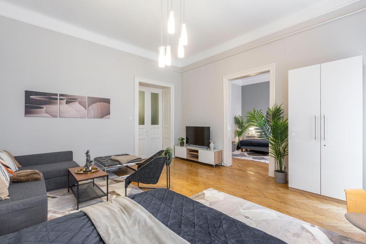 Spacious & Cozy Downtown Apartment With Balcony Budapest Esterno foto