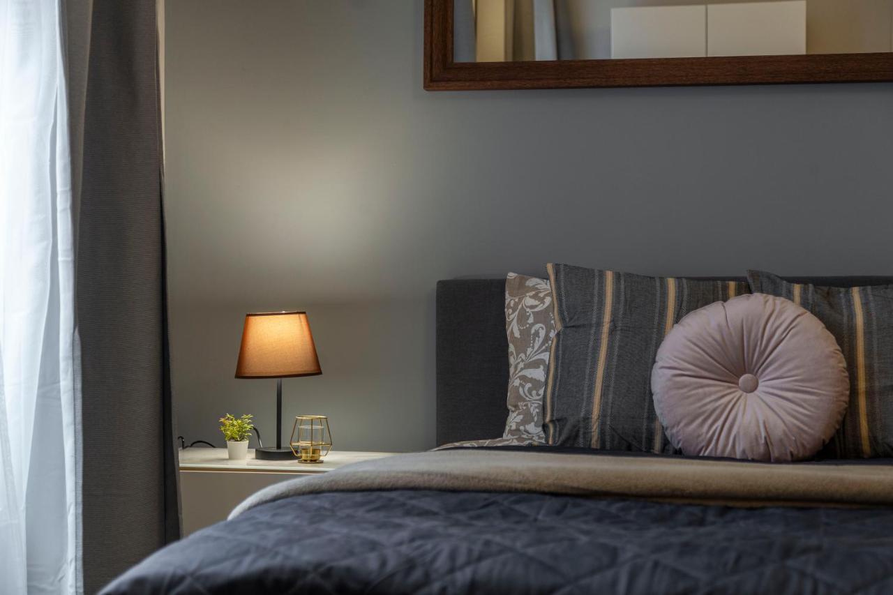 Spacious & Cozy Downtown Apartment With Balcony Budapest Esterno foto