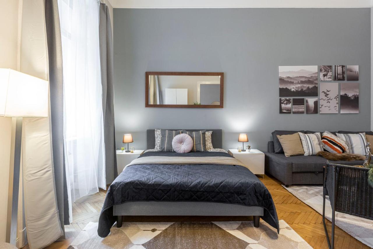 Spacious & Cozy Downtown Apartment With Balcony Budapest Esterno foto