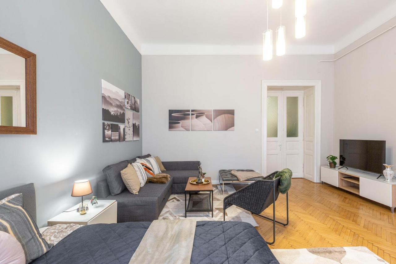 Spacious & Cozy Downtown Apartment With Balcony Budapest Esterno foto