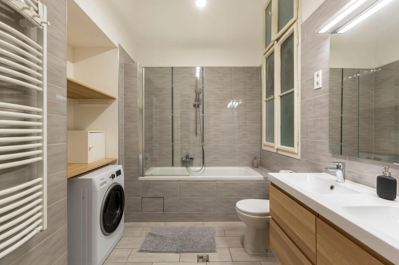Spacious & Cozy Downtown Apartment With Balcony Budapest Esterno foto