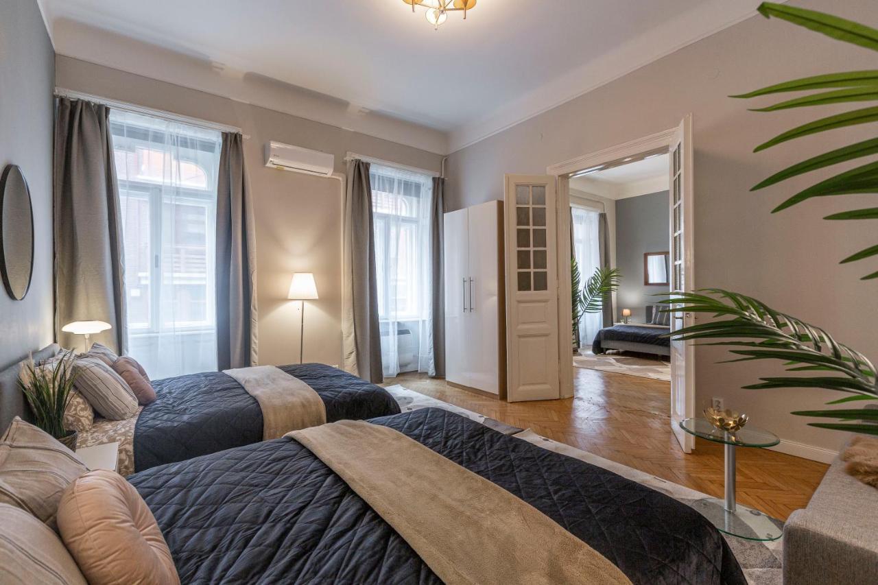 Spacious & Cozy Downtown Apartment With Balcony Budapest Esterno foto