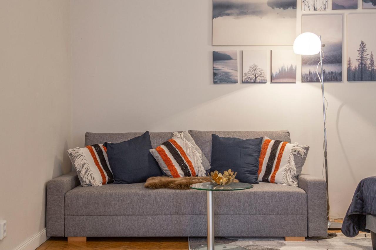 Spacious & Cozy Downtown Apartment With Balcony Budapest Esterno foto