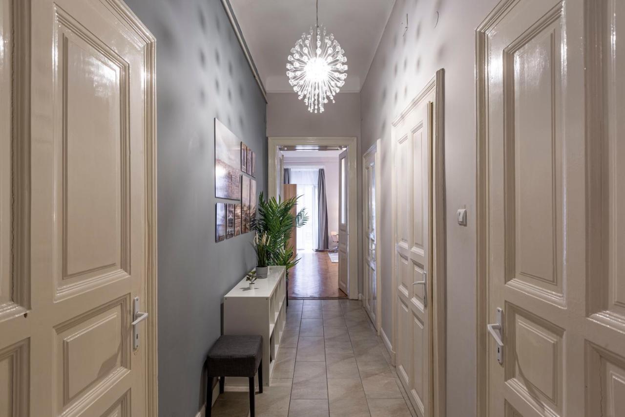 Spacious & Cozy Downtown Apartment With Balcony Budapest Esterno foto