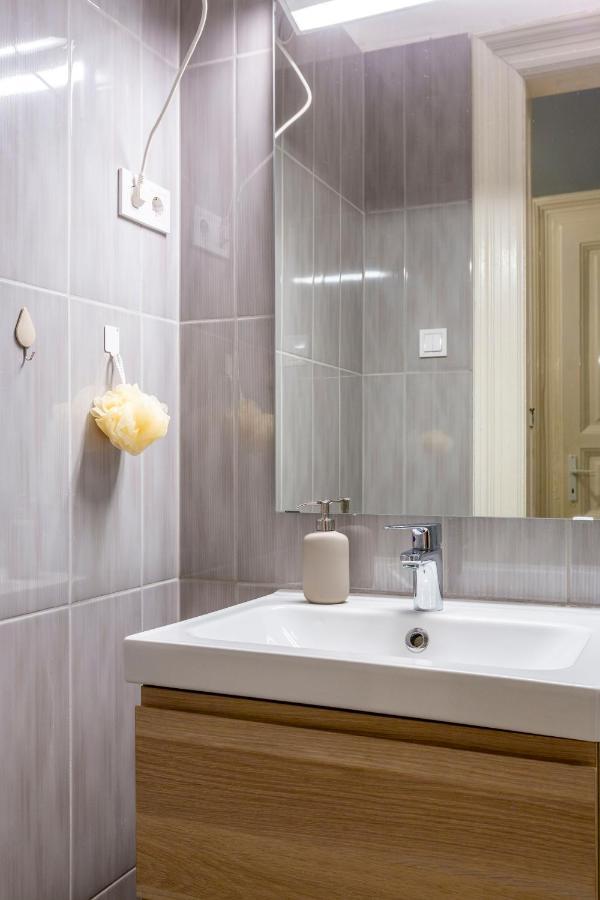 Spacious & Cozy Downtown Apartment With Balcony Budapest Esterno foto