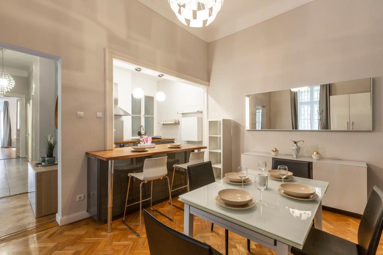 Spacious & Cozy Downtown Apartment With Balcony Budapest Esterno foto