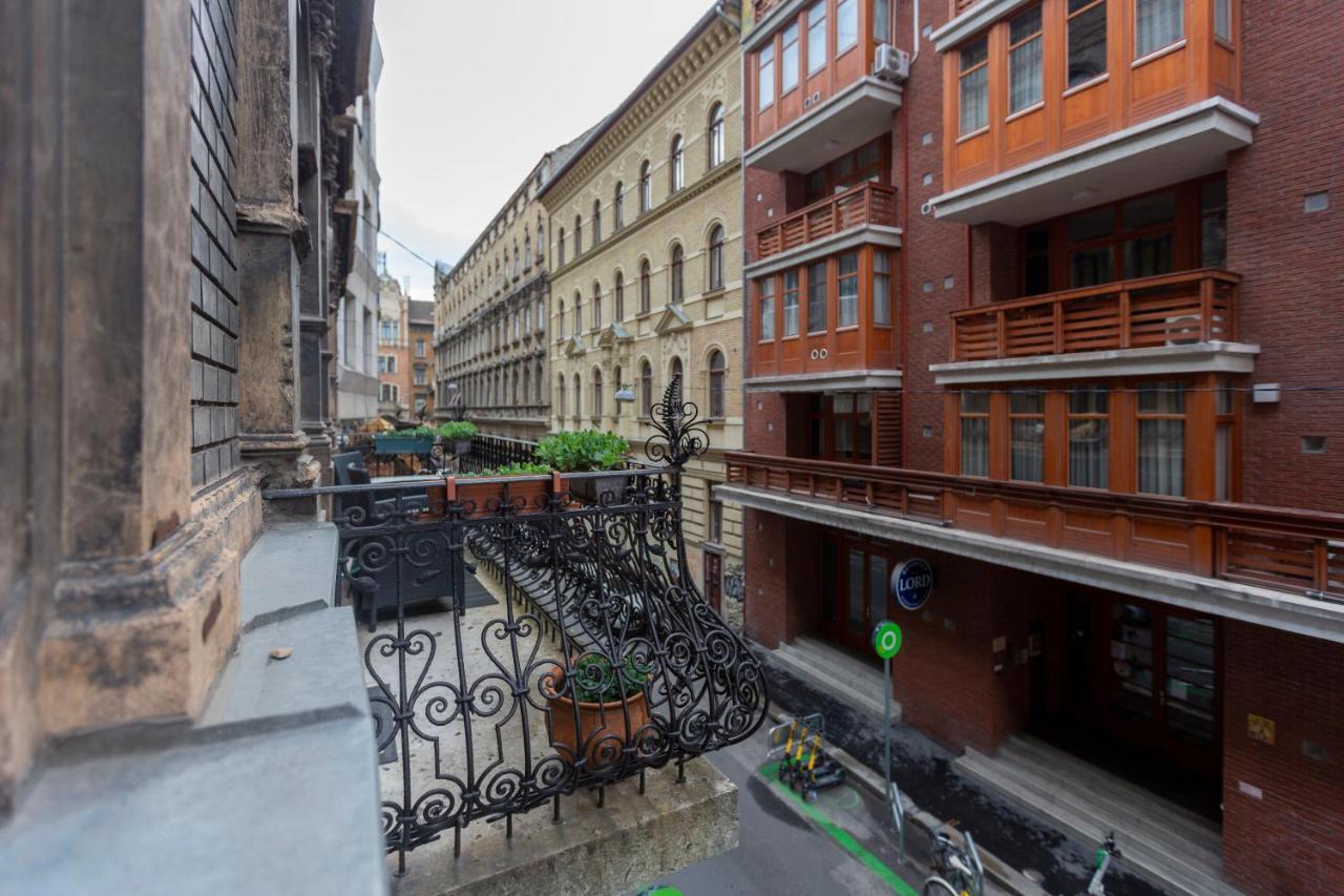 Spacious & Cozy Downtown Apartment With Balcony Budapest Esterno foto