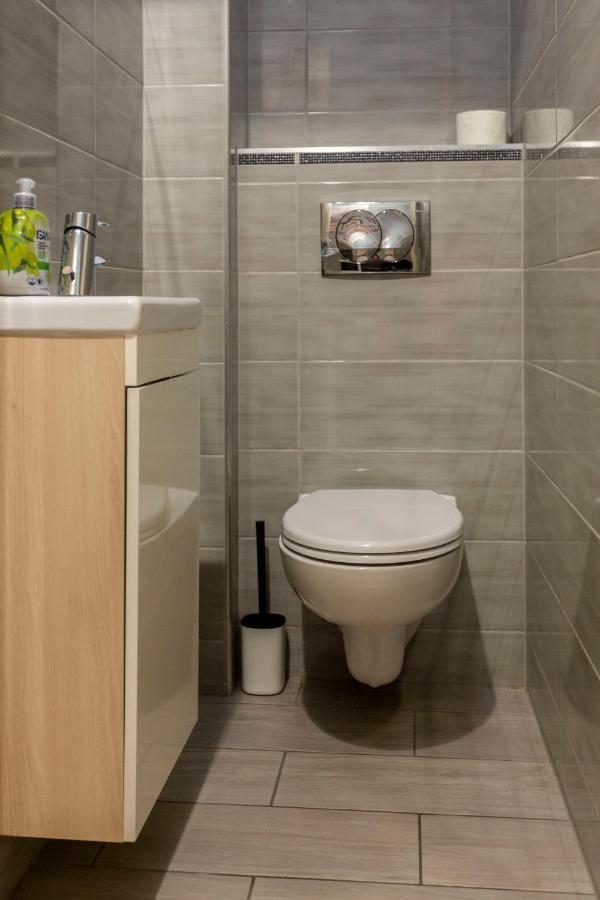 Spacious & Cozy Downtown Apartment With Balcony Budapest Esterno foto