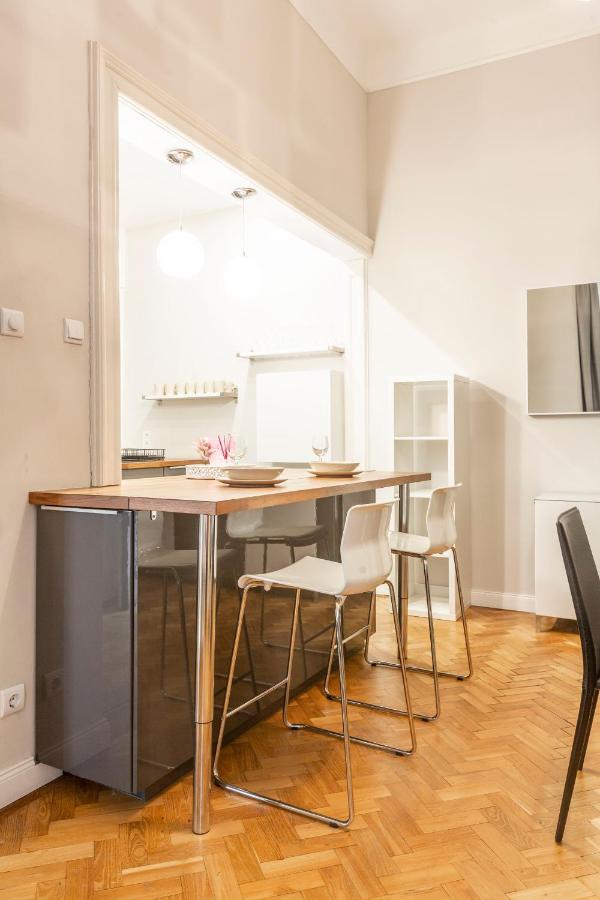 Spacious & Cozy Downtown Apartment With Balcony Budapest Esterno foto