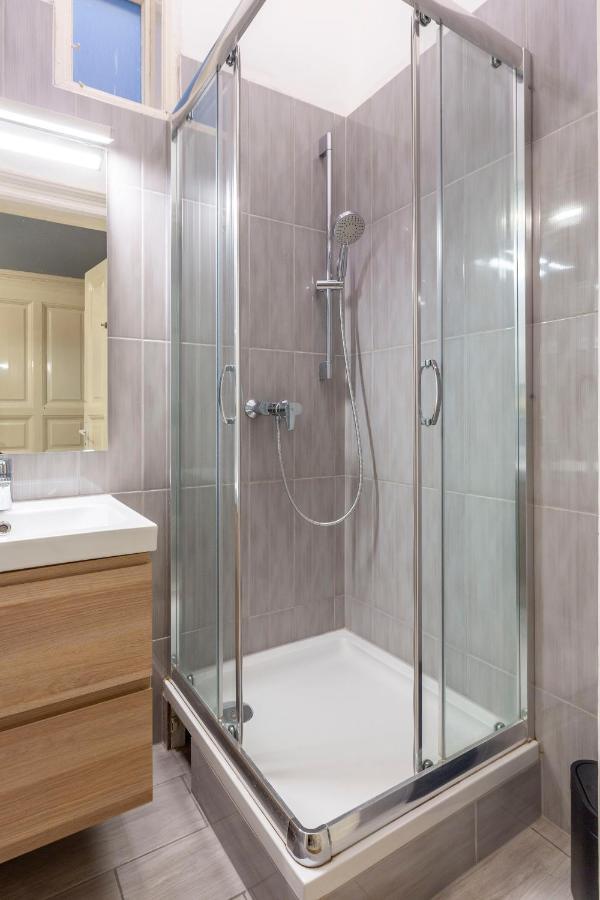 Spacious & Cozy Downtown Apartment With Balcony Budapest Esterno foto
