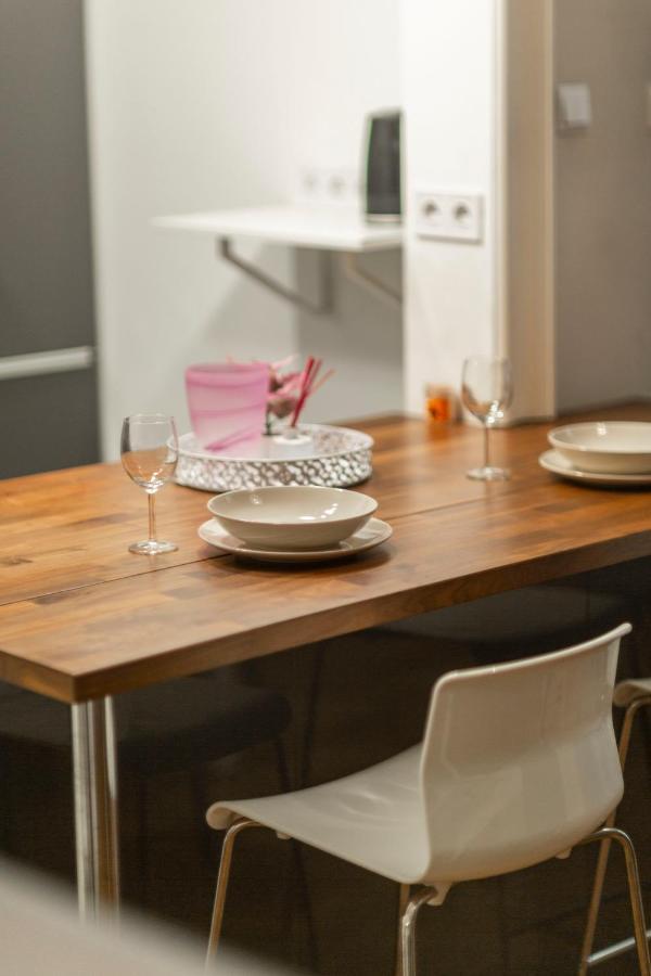 Spacious & Cozy Downtown Apartment With Balcony Budapest Esterno foto
