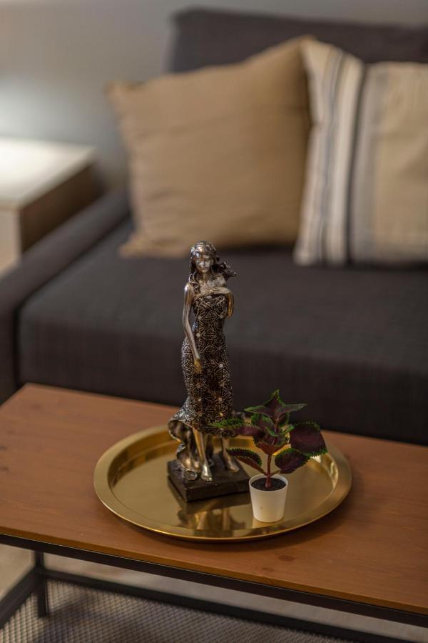 Spacious & Cozy Downtown Apartment With Balcony Budapest Esterno foto