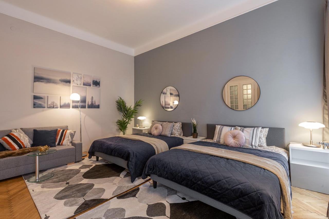 Spacious & Cozy Downtown Apartment With Balcony Budapest Esterno foto