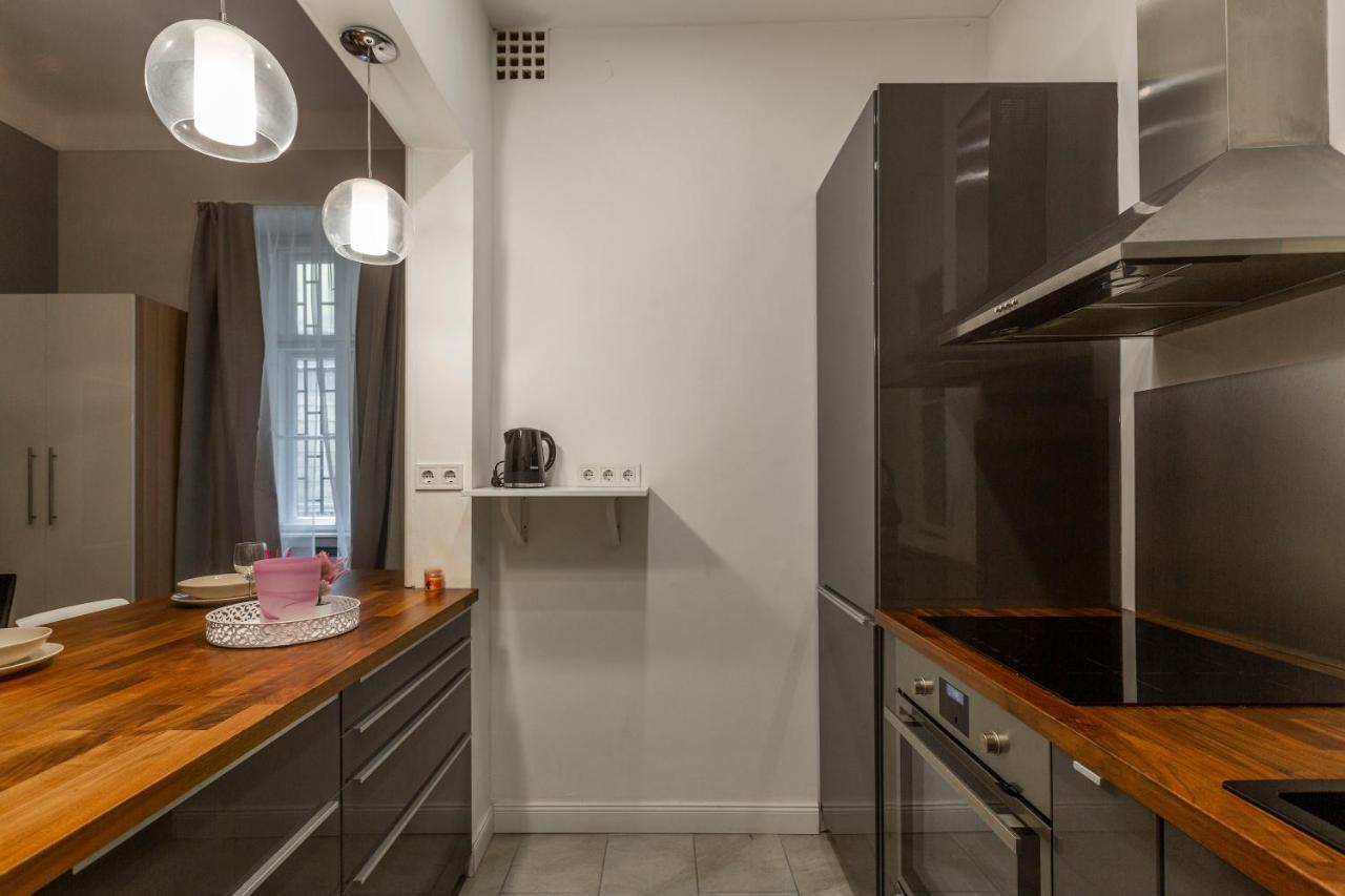 Spacious & Cozy Downtown Apartment With Balcony Budapest Esterno foto