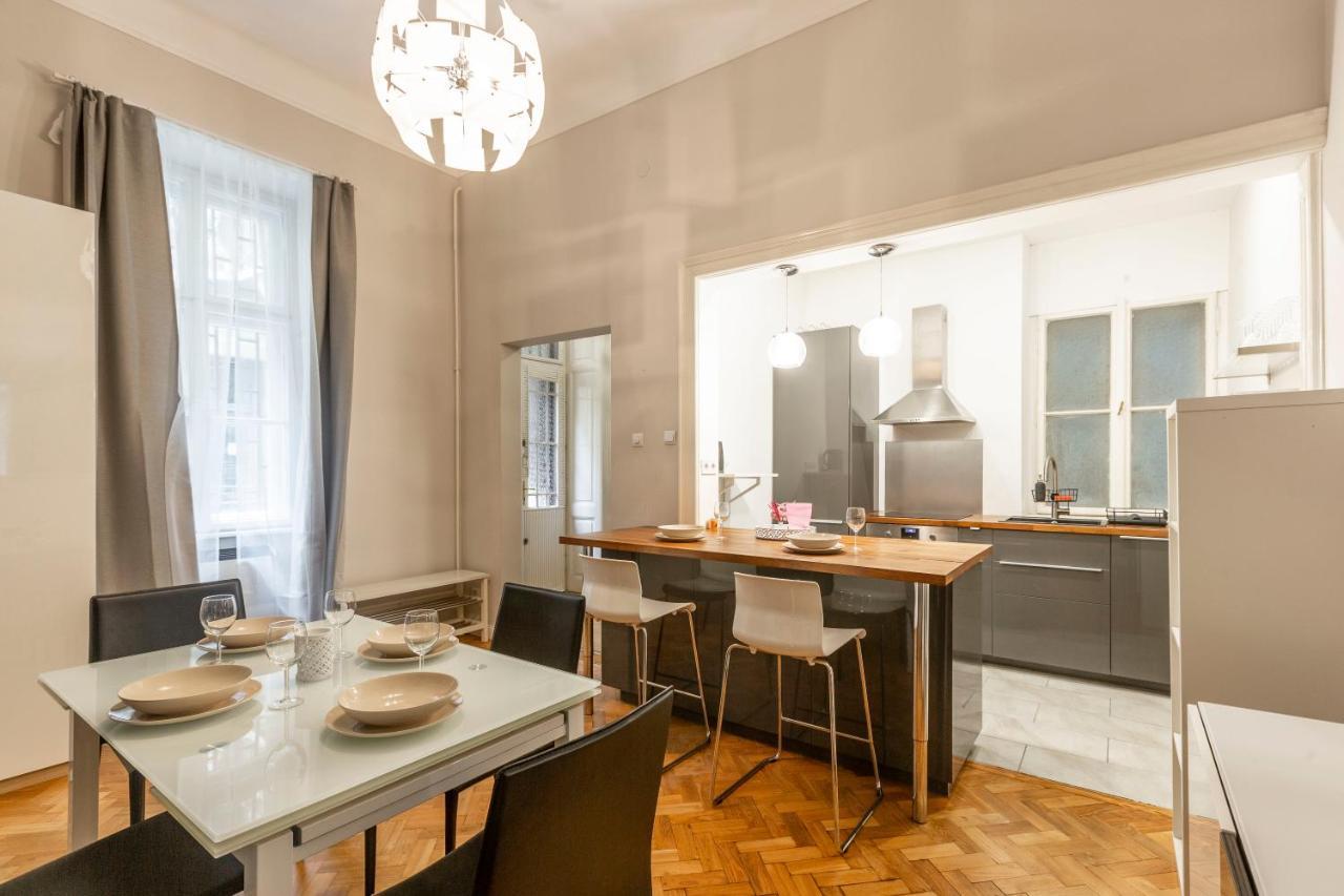 Spacious & Cozy Downtown Apartment With Balcony Budapest Esterno foto