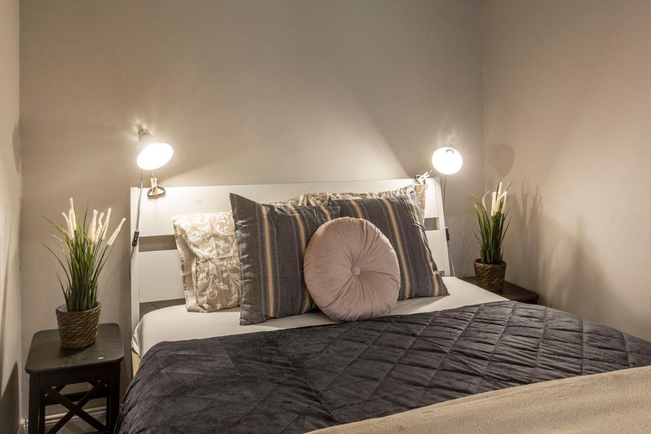 Spacious & Cozy Downtown Apartment With Balcony Budapest Esterno foto